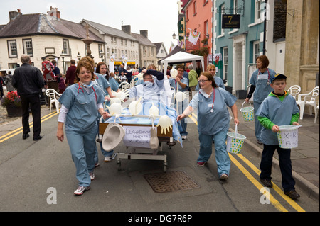 Krankenschwestern & Arzt auf Nächstenliebe Bett Push Geldbeschaffung für Krankenhaus Röntgengerät in Llandovery Carmarthenshire South West Wales UK Stockfoto