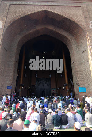 Srinagar, Kaschmir. 16. Oktober 2013. Kashmiri muslimische Eid al-Adha beten in Jama Masjid in Srinagar der Sommerhauptstadt von indischen Kaschmir auf 16.10.2013 Seite, große Versammlungen wurden gesehen t Polofeld und Hazratbal Schrein in Srinagar und in Städten über das Kaschmir-Tal Mittwoch wie Moslems in gekleidet neue Kleider kam heraus in Tausenden, die Eid Gebete beizutreten. Es ist absolute Unterwerfung Propheten Ibrahim, der Allah und seinem Opfer gedenken, dass Muslime auf der ganzen Welt Eid-Ul-Azha, auch genannt Bakr Eid und Tieropfer Angebot anlässlich der feiern. Stockfoto