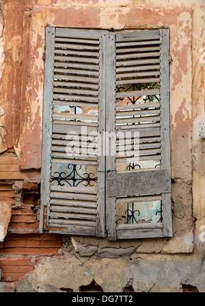 Senegal St. Louis. Alte Fensterläden am Haus aus der französischen Kolonialzeit. Stockfoto