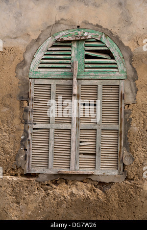 Senegal St. Louis. Alte Fensterläden am Haus aus der französischen Kolonialzeit. Stockfoto