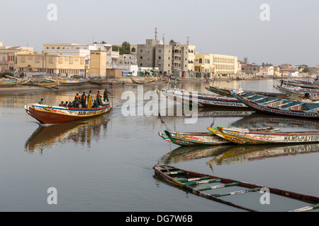 Senegal St. Louis. Senegal-Fluss Fischer in Richtung Atlantik, spät am Nachmittag. Stockfoto