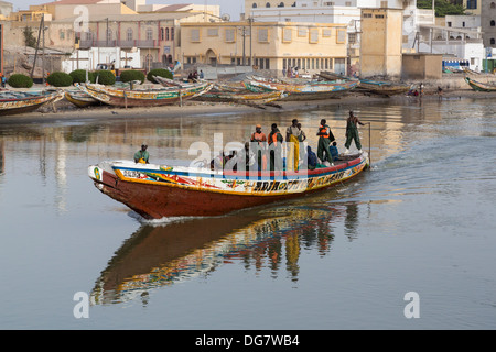 Senegal St. Louis. Senegal-Fluss Fischer in Richtung Atlantik, spät am Nachmittag. Stockfoto