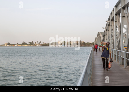 Senegal St. Louis. Fußgänger auf der Pont Faidherbe, Brücke über den Fluss Senegal. Gebaut 1897. Stockfoto