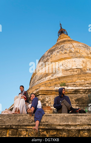 Touristen auf Shwesandaw Pagode, Old Bagan, Myanmar, Asien Stockfoto