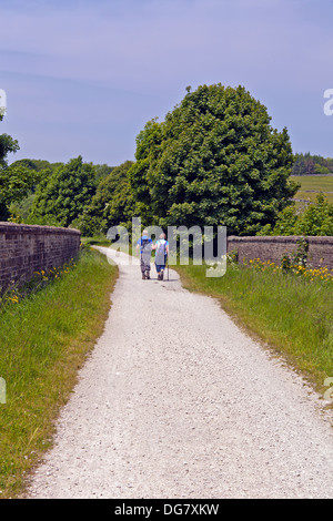 Wanderer auf dem Tissington Trail am Hartington Stockfoto