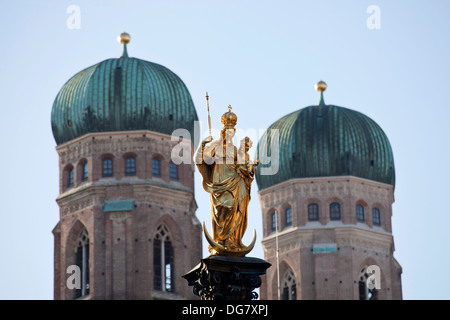 Jungfrau Maria auf die Mariensäule und die Kirchtürme der Frauenkirche in München, Bayern, Deutschland Stockfoto