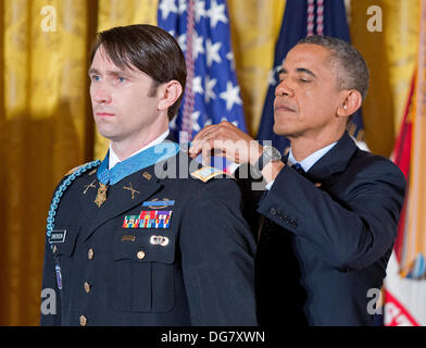 Vereinigte Staaten Präsident Barack Obama Auszeichnungen William Swenson, einem ehemaligen aktiven Dienst Hauptmann des Heeres, die Medal Of Honor für auffallende Edelmut im East Room des weißen Hauses in Washington, DC am 14. Oktober 2013. Kapitän Swenson akzeptiert die Medal Of Honor für seinen mutigen Taten während seiner Tätigkeit als Embedded Trainer und Mentor der afghanischen nationalen Sicherheitskräfte mit afghanischen Grenze Mentor Polizeiteam, 1. Bataillon, 32. Infanterie-Regiment, 3rd Brigade Combat Team, 10th Mountain Division während der Kampfhandlungen in der Provinz Kunar, Afghanistan am 8. September 2009. Bildnachweis: Ron Sachs / Stockfoto