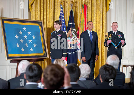 US-Präsident Barack Obama und William Swenson, einem ehemaligen aktiven Dienst Hauptmann, hört zu, wie das Zitat vor Swenson eingelesen wird die Medal Of Honor für auffallende Edelmut im East Room des weißen Hauses in Washington, DC am 14. Oktober 2013 zu akzeptieren. Kapitän Swenson akzeptiert die Medal Of Honor für seinen mutigen Taten während seiner Tätigkeit als Embedded Trainer und Mentor der afghanischen nationalen Sicherheitskräfte mit afghanischen Grenze Mentor Polizeiteam, 1. Bataillon, 32. Infanterie-Regiment, 3rd Brigade Combat Team, 10th Mountain Division während der Kampfhandlungen in Kunar Provinc Stockfoto