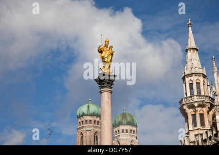 Jungfrau Maria auf die Mariensäule und die Kirchtürme der Frauenkirche München, Bayern, Deutschland Stockfoto