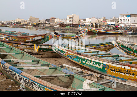 Senegal St. Louis. Angelboot/Fischerboot und Crew-Kopf nach unten den Senegal-Fluss in Richtung Atlantik. Guet N'Dar Nachbarschaft im Hintergrund. Stockfoto