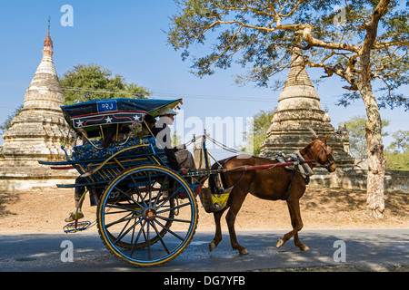 Landstraße in der Nähe von Nyaung U, Myanmar, Asien Stockfoto