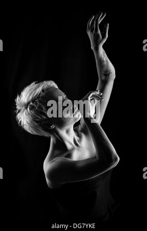 Attraktive Mädchen tanzen, gefilmt in schwarz / weiß-version Stockfoto