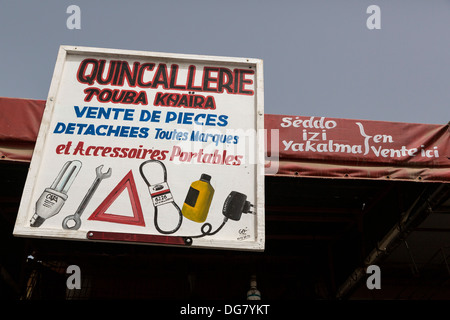 Senegal St. Louis. Kfz-Ersatzteile-Shop im Bus und Taxi-Station. Stockfoto