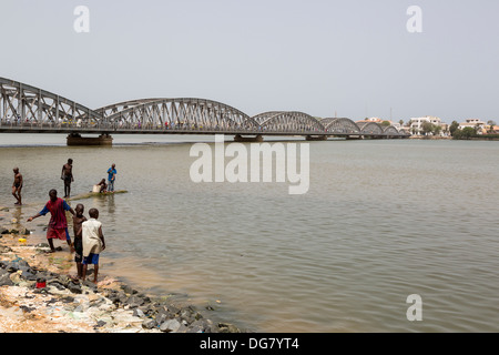 Senegal St. Louis. Pont Faidherbe Brücke über den Fluss Senegal, gebaut 1897. Stockfoto