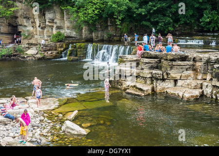 Sommer Schwimmen im Fluß Senke in Richmond, North Yorkshire Stockfoto