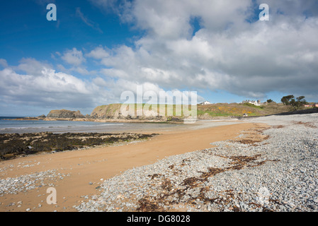 Sand und Kies Strand von Annestown in der Copper Coast Geopark, Grafschaft Waterford, Irland Stockfoto