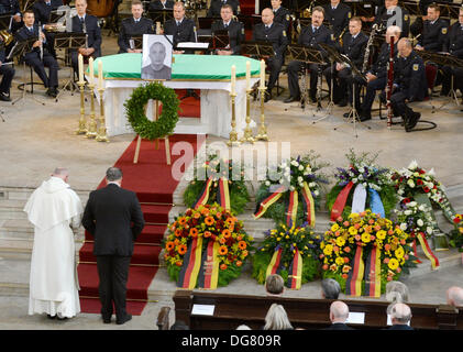 Potsdam, Deutschland. 16. Oktober 2013. Präsident des deutschen Bundes Polizei Abteilung Dieter römischen und Polizei Decan Vater Jordanus (L) stehen neben den Sarg während der Trauerfeier für ein deutscher Polizist, der im Jemen in der St.-Petri Kirche in Potsdam, Deutschland, 16. Oktober 2013 getötet wurde. Der 39-jährige wurde von drei unbekannten Personen in der Hauptstadt des Jemen Sanaa erschossen. Er war eine persönliche Leibwache, der deutsche Botschafter dort. Foto: RALF HIRSCHBERGER/Dpa/Alamy Live News Stockfoto