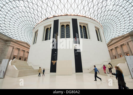 Das British Museum, London, UK. 16. Oktober 2013. Drücken Sie View. Jenseits von El Dorado, macht und Gold in alten Kolumbien. Organisiert mit Museo del Oro, Bogotá. Gesponsert von Julius Bär, Airline-Partner American Airlines. Eine großzügige Ausstellung von antiken kolumbianischen Gold mit einigen der spektakulärsten Kunstwerke fanden überall in Amerika vor Kontakt mit Europäern. Bildnachweis: Malcolm Park Leitartikel/Alamy Live-Nachrichten Stockfoto