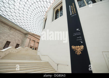 Das British Museum, London, UK. 16. Oktober 2013. Drücken Sie View. Jenseits von El Dorado, macht und Gold in alten Kolumbien. Organisiert mit Museo del Oro, Bogotá. Gesponsert von Julius Bär, Airline-Partner American Airlines. Eine großzügige Ausstellung von antiken kolumbianischen Gold mit einigen der spektakulärsten Kunstwerke fanden überall in Amerika vor Kontakt mit Europäern. Bildnachweis: Malcolm Park Leitartikel/Alamy Live-Nachrichten Stockfoto