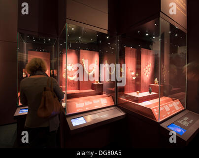 Das British Museum, London, UK. 16. Oktober 2013. Drücken Sie View. Jenseits von El Dorado, macht und Gold in alten Kolumbien. Organisiert mit Museo del Oro, Bogotá. Gesponsert von Julius Bär, Airline-Partner American Airlines. Eine großzügige Ausstellung von antiken kolumbianischen Gold mit einigen der spektakulärsten Kunstwerke fanden überall in Amerika vor Kontakt mit Europäern. Bildnachweis: Malcolm Park Leitartikel/Alamy Live-Nachrichten Stockfoto