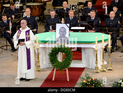 Potsdam, Deutschland. 16. Oktober 2013. Der Dekan der deutschen Polizei, Pater Jordanus steht vor dem Altar während einer Trauerfeier für ein deutscher Polizist getötet im Jemen in der St. Peter und Paul Church in Potsdam, Deutschland, 16. Oktober 2013. Der 39-j hrige Mitarbeiter der deutschen Botschaft im Jemen wurde von drei unbekannten Männern in Sanaa vor mehr als einer Woche erschossen. Foto: Ralf Hirschberger/Dpa/Alamy Live News Stockfoto