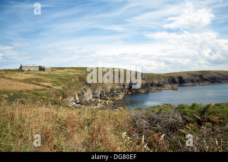 Blick von Pembrokeshire Küstenweg, in der Nähe von St Davids, West Wales mit St Non-Retreat in der Ferne. Stockfoto