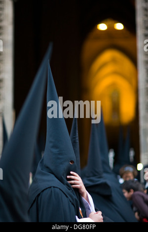 Vermummte Büßer, die Eingabe von Sevilla Kathedrale, Karwoche 2008 Stockfoto