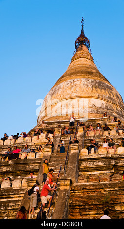 Touristen auf Shwesandaw Pagode, Old Bagan, Myanmar, Asien Stockfoto