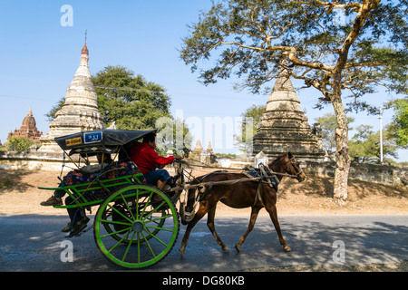 Landstraße in der Nähe von Nyaung U, Myanmar, Asien Stockfoto