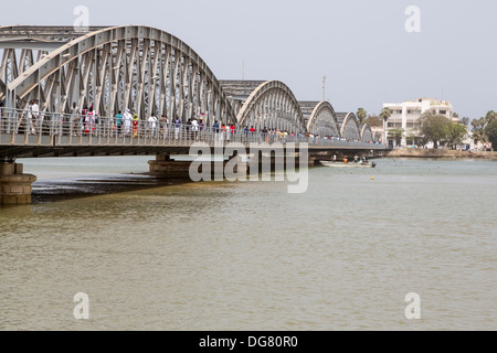 Senegal St. Louis. Fußgänger auf der Pont Faidherbe, Brücke über den Fluss Senegal. Gebaut 1897. Stockfoto