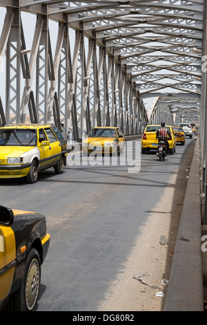 Senegal St. Louis. Fahrzeugverkehr auf der Pont Faidherbe, Brücke über den Fluss Senegal. Gebaut 1897. Stockfoto