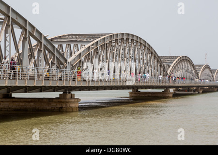 Senegal St. Louis. Fußgänger auf der Pont Faidherbe, Brücke über den Fluss Senegal. Gebaut 1897. Stockfoto