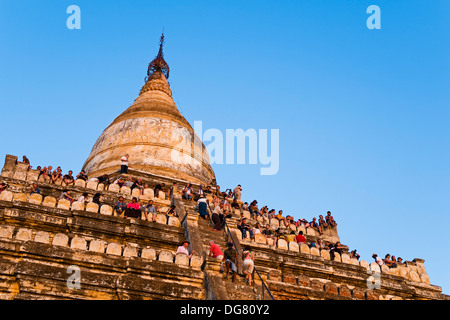 Touristen auf Shwesandaw Pagode, Old Bagan, Myanmar, Asien Stockfoto