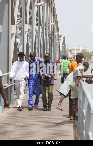 Senegal St. Louis. Fußgänger auf der Pont Faidherbe, Brücke über den Fluss Senegal. Gebaut 1897. Stockfoto