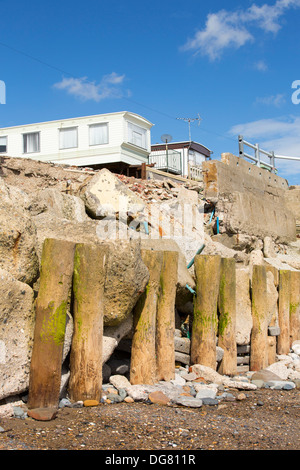 Zertrümmerte konkrete Küstenschutzes am Strand Bank Caravan Park in Ulrome in der Nähe von Skipsea auf Yorkshires Ostküste, UK Stockfoto