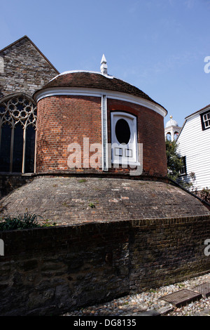 DER WASSERTURM 1735 STEHT IN EAST SUSSEX PUMPE STREET ROGGEN. Stockfoto