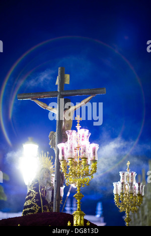 Christus der Barmherzigkeit, ein 17. Jahrhundert Schnitzen von Pedro Roldan, auf einem Schwimmer am Heiligen Dienstag, Sevilla, Spanien Stockfoto