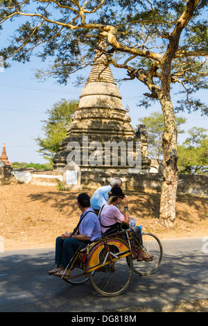 Landstraße in der Nähe von Nyaung U, Myanmar, Asien Stockfoto