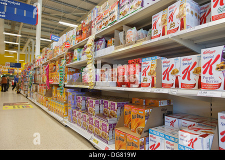 Eine Vielzahl von Kisten mit Eigenmarken und Kellogs Frühstückskost aus Getreide für den Verkauf auf Tesco Supermarkt Regale. UK, Großbritannien Stockfoto