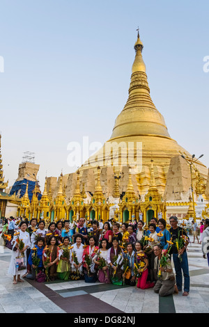 Gläubigen an der Shwedagon-Pagode, Yangon, Myanmar, Asien Stockfoto