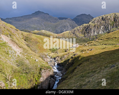 Fluss Esk und Scafell Pike von der oberen Esk, Lake District, Cumbria Stockfoto