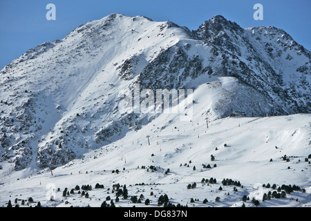 Blick auf ein Skigebiet Stockfoto