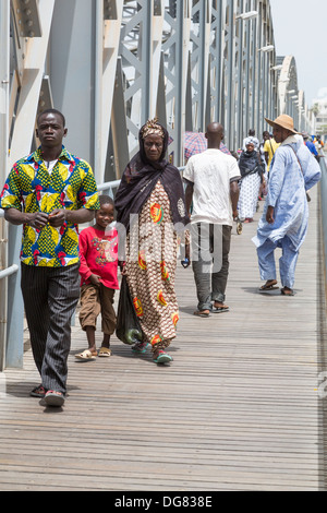 Senegal St. Louis. Fußgänger auf der Pont Faidherbe, Brücke über den Fluss Senegal. Gebaut 1897. Stockfoto