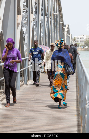 Senegal St. Louis. Fußgänger auf der Pont Faidherbe, Brücke über den Fluss Senegal. Gebaut 1897. Stockfoto