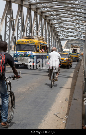 Senegal St. Louis. Fahrzeugverkehr auf der Pont Faidherbe, Brücke über den Fluss Senegal. Gebaut 1897. Stockfoto