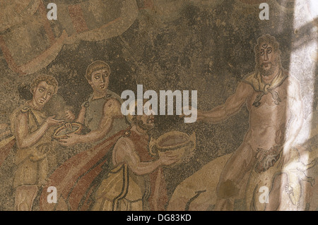 Odysseus Polyphem Wein anzubieten. Mosaik. 3.-4rd Jahrhundert. Römervilla. Piazza Armerina. Sizilien. Italien. Stockfoto
