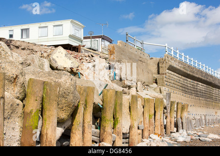 Zertrümmerte konkrete Küstenschutzes am Strand Bank Caravan Park in Ulrome in der Nähe von Skipsea auf Yorkshires Ostküste, UK Stockfoto