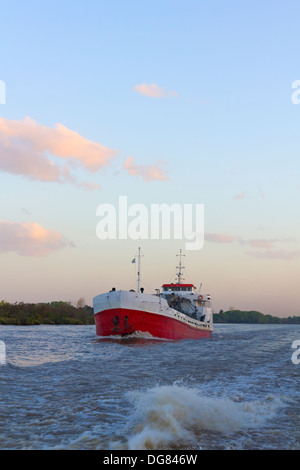 Transportschiff Segeln auf dem River Plate, zwischen Argentinien und Uruguay. Stockfoto