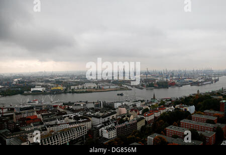 Hamburg, Deutschland. 16. Oktober 2013. Regenwolken ziehen oberhalb des Hafens in Hamburg, Deutschland, 16. Oktober 2013. Der Himmel ist bedeckt bei kühlen Temperaturen mit einer Tendenz zu kurzen Regenschauer. Foto: Axel Heimken/Dpa/Alamy Live News Stockfoto