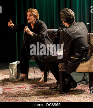 Los Angeles, Kalifornien, USA. 15. Oktober 2013. LINDA THOMPSON bespricht ihre Karriere und ihr neues Album "Wird nicht lange jetzt sein," mit SCOTT GOLDMAN im GRAMMY Museum. Brian Cahn/ZUMAPRESS.com/Alamy © Live-Nachrichten Stockfoto